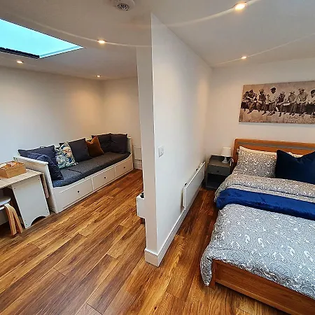 Cosy Detached Studio- Walking Distance To Cwoa!